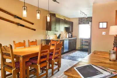 Image de Bassin. Jacuzzi. Gym. Garage. Joliment rénové Townhome dans un excellent emplacement.