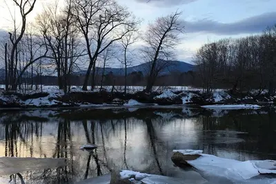 Image de Cabine confortable avec belle vue sur la montagne située le long de la pittoresque rivière Saco