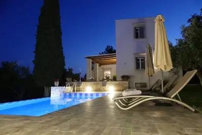 Image de Villa de 3 chambres avec piscine, véranda et jardin privé