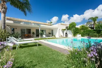 Image de villa moderne avec piscine à proximité du centre \/ plage