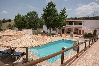 Image de Ferme andalouse traditionnelle spacieuse avec superbe piscine privée.