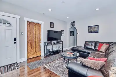 Image de Superbe bungalow Logan Square! Une maison unifamiliale rare Ă Chicago