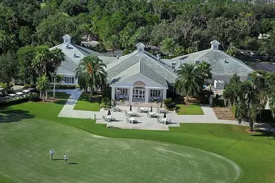 Image de Immaculée 3 chambres à coucher \/ 3 bain 3000 pieds carrés. maison dans luxueuse communauté de golf en Floride