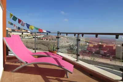 Image de À long terme seulement, spacieuse maison 6 couchages, piscine partagée, Wifi et Uktv