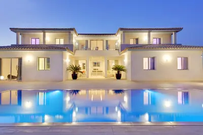 Image de Villa avec maison individuelle, climatisation, wifi, jardin, piscine privée