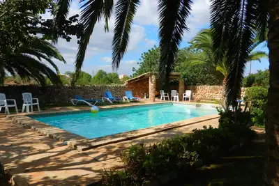 Image de Belle vieille ferme avec les jardins de pays anglais et la piscine. 6 chambres 6 salles de bains.