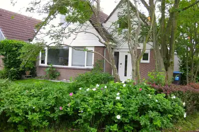 Image de maison de vacances confortable comme base pour une expérience de plage ultime, la paix et l'action.