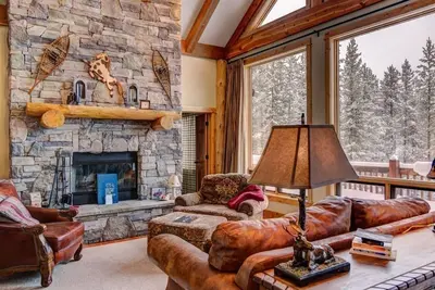 Image de Aspen Groves Family Getaway avec bain à remous et service de navette en hiver!