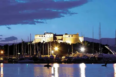 Image de Antibes : Maisonnette avec terrasse privative et piscine commune, proche plages