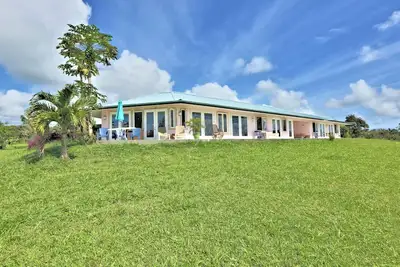 Image de Puumoi Pink House: 2bedroom home avec un lever de soleil et vue sur l'océan. 10 minutes à Hilo