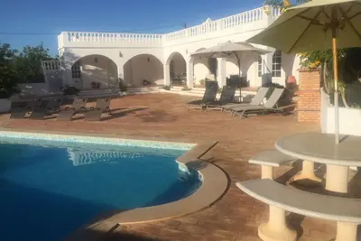 Image de Villa isolée avec piscine privée chauffée. Entièrement rénové et modernisé