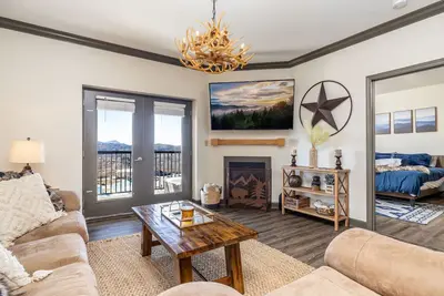 Image de Rénové 2018 1 Br Condo! - Condos Mountain View! Juste en face du Titanic!