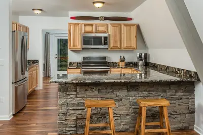 Image de The Bear Den - Privé 1 acre Upper Kenai Riverfront Home - Cooper Landing