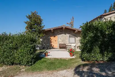 Image de Toscane, un village médiéval avec piscine et vue sur le château des comtes Guidi
