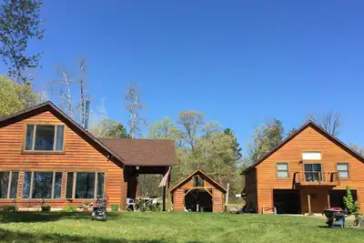 Image de Deux maisons de lac au mĂŞme endroit