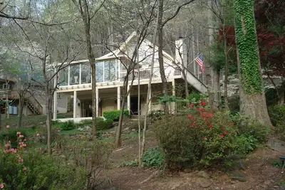 Image de 4/4, 3 étages, Belle Maison avec plan d'étage ouvert sur Jeune Montagne