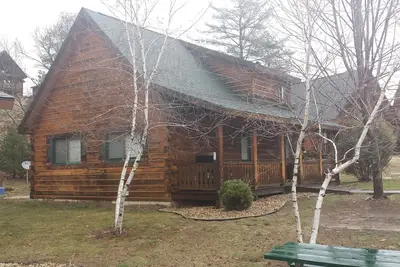 Image de Cabane en rondins 1 à côté de Three Bears et Jellystone Atv \/ rental