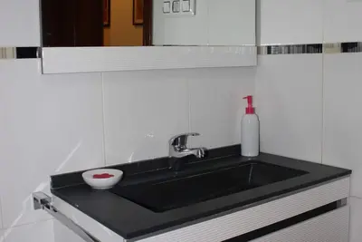 Image de 3\/2 appartement récemment rénové. Appartement rénové 3\/2 en 2015.