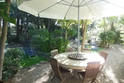 Image de Villa avec étage et jardin