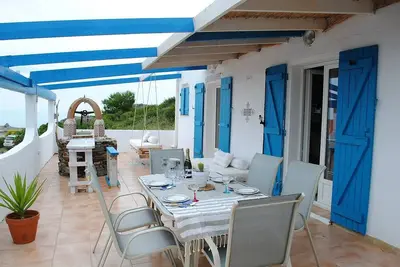 Image de Villa pur style Méditerranéen. Superbe vue à 100 mètres des plages.
