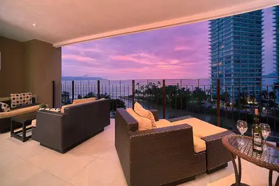 Image de Brand New Beachfront 2 salle de bain, 1 chambre avec vue sur l'océan et grand balcon