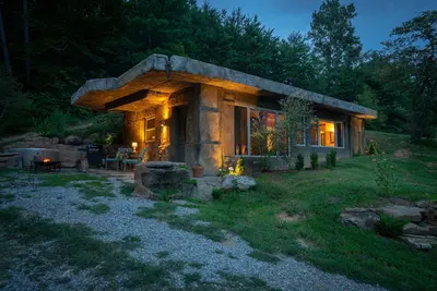 Image de Maison troglodyte unique sculptée à la main avec une vue imprenable sur Lookout Mountain.
