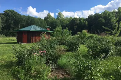 Image de Retraite confortable et artistique entourée de cascades, de vergers et de jardins