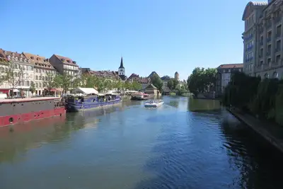 Image de Parking, au bord de l'eau, face au centre historique, lumineux et calme 74 m²