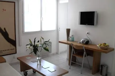 Image de Sunny, quiet 1 bedroom apartment in central Cannes. Near beach, bars & Palais