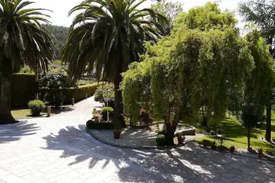 Image de chalet en pierre avec piscine et jardin