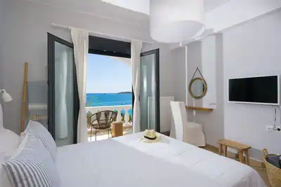 Image de Le Splash Blanc. Un appartement boho au rez-de-chaussée avec vue imprenable