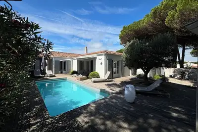 Image de Villa de charme ***  4mn à pieds de la plage des Gollandières  piscine chauffée