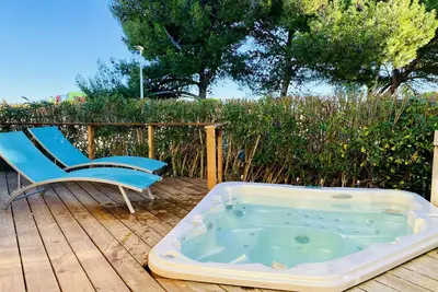Image de Jacuzzi privé. Plage à 600m.