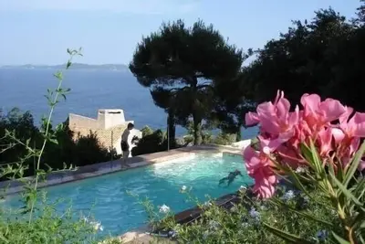 Image de Villa + piscine la plage à vos Pieds face à Presqu'ile de Giens\/Porquerolle