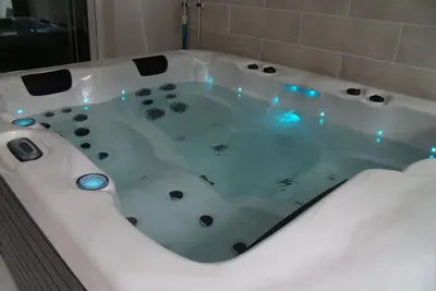 Image de Meublé de charme avec jacuzzi