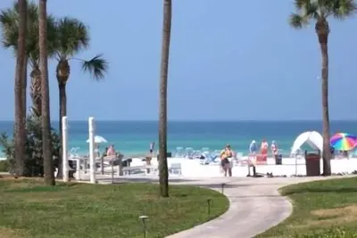 Image de Condo Oceanfront \/ Beachfront dans le complexe Premier - Y Building