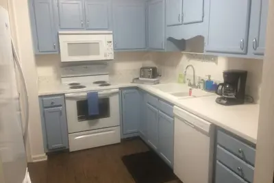 Image de Tres Calme, Nouveau 2 chambres / 2 salles de bain, 1er étage condo à côté du magnifique parc