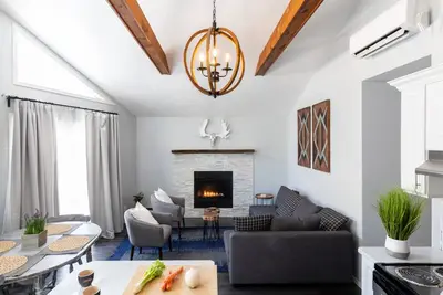 Image de Une escapade Poconos avec un bain à remous intérieur!