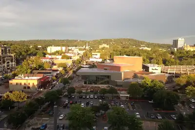 Image de Luxury Art Condo Rempli de vue incroyable sur Fayetteville