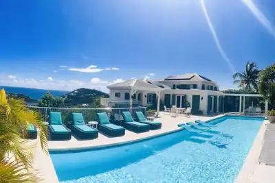 Image de Villa de 5 chambres avec vue imprenable sur l'océan, grande piscine et bain à remous.