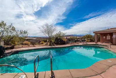 Image de Luxueux Entrada 3 Bd / 3 Ba Gated Communauté avec piscine. Près de Snow Canyon