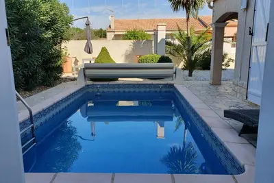 Image de Maison de style avec jardin et piscine privée
