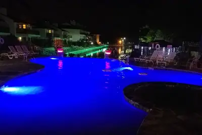 Image de Spacieux sur le Lk Hamilton près des courses - Station familiale, kayaks, tennis, piscine