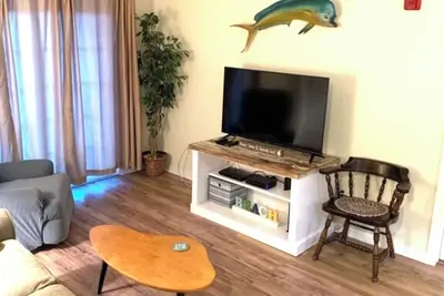 Image de Condo très propre idéalement situé près du sentier, des points de vente + de la ville!