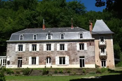 Image de La Tour du Chambon - l'aile tour d'une belle maison de maître des années 1850