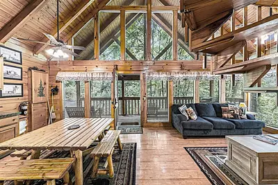 Image de Rustic Elegant Peaceful 2 Br Mtn Cabin avec de belles vues et des jeux à gogo