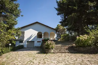 Image de Villa dans un quartier vallonné et calme derrière les Cinque Terre, grand espace vert.