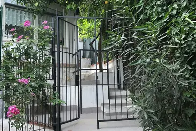 Image de \"Le Petit Paradis\" avec jardin dans le centre de Naples, wi-fi gratuit