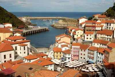 Image de V. V. El Portiello, maison rurale avec un paysage unique protégé des Asturies