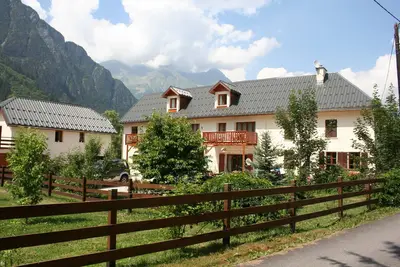 Image de La Fin Grange, Ferme Noemie. Endroit idéal pour faire du vélo \/ ski Bourg d'Oisans.